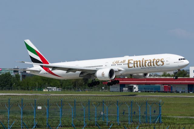 BOEING 777-300ER (A6-ENM) - WAW SPOTTING
