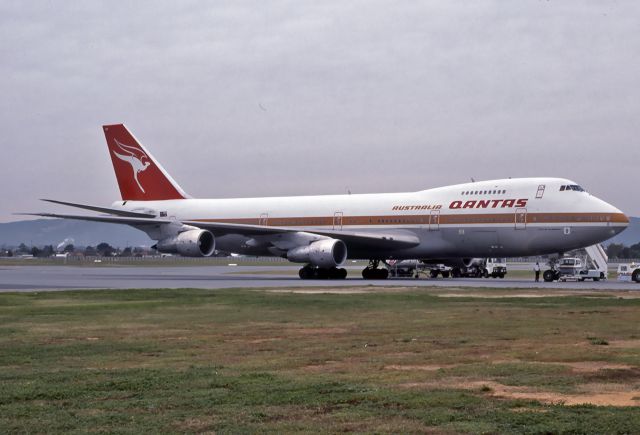 Boeing 747-200 (VH-EBO) - QANTAS - BOEING 747-238B - REG : VH-EBO (CN 21657/339) - ADELAIDE INTERNATIONAL AIRPORT SA. AUSTRALIA - YPAD (6/7/1984)