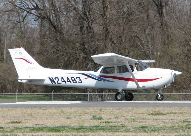 Cessna Skyhawk (N24483) - Starting to roll down runway 14 at the Shreveport Downtown airport.