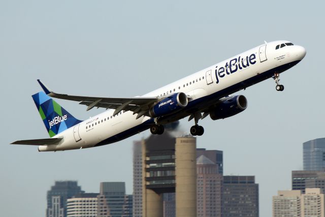 Airbus A321 (N962JT) - JBU 1833 departing to San Francisco