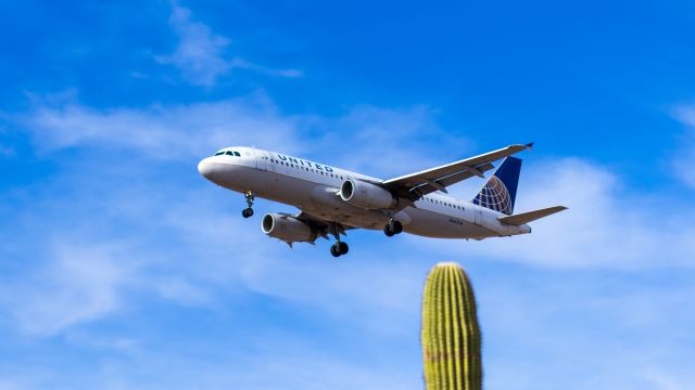 Airbus A320 (N467UA) - United Airlines A320 landing at PHX on 8/9/22. Taken with a Canon 850D and Canon 50mm f/1.4 lens