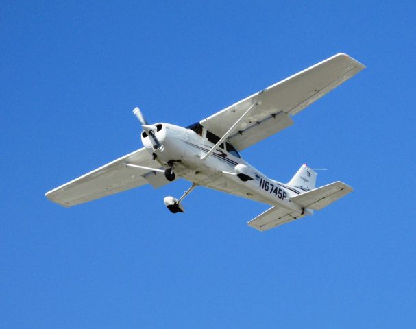 Cessna Skyhawk (N6745P) - Landing RWY 24