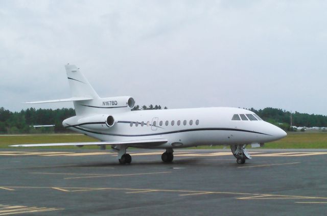 Dassault Falcon 900 (N167BD) - Falcon 900 waiting onbr / the ramp at Orange