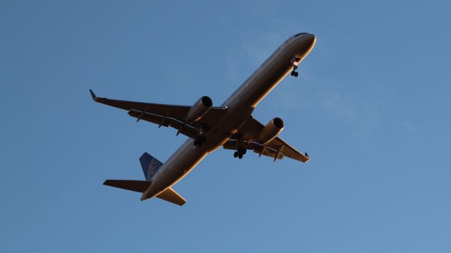 BOEING 757-300 (N75853) - View in full for highest quality. United B753 on final. It was almost directly over me.