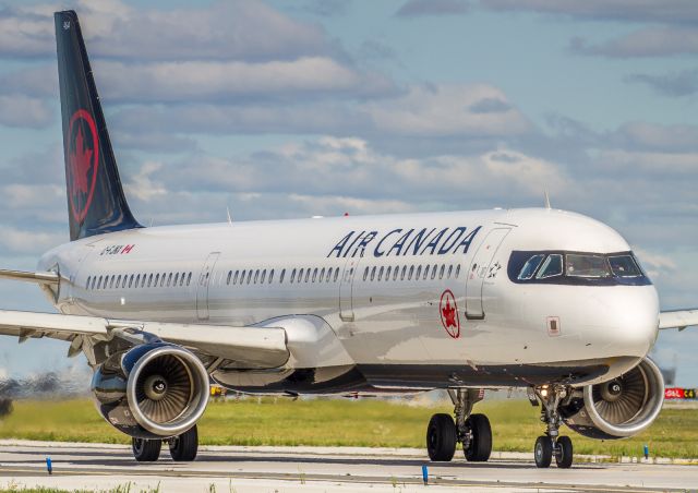 Airbus A321 (C-FJNX) - ACA117 rolls down the taxi way to the holding point for runway 06L bound for Vancouver