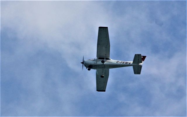 C-FEWV — - C-FEWV CESSNA SKYHAWK 172-L survolant le fleuve St-Laurent river à Lavaltrie QC. le 19-07-2022 à 14:36