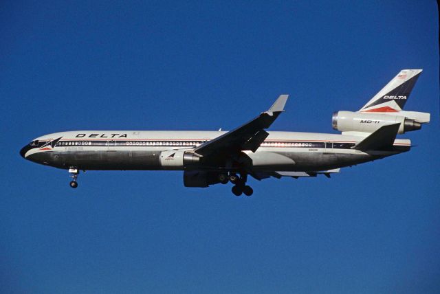 Boeing MD-11 (N801DE) - Final Approach to Narita Intl Airport Rwy34L on 1995/09/18