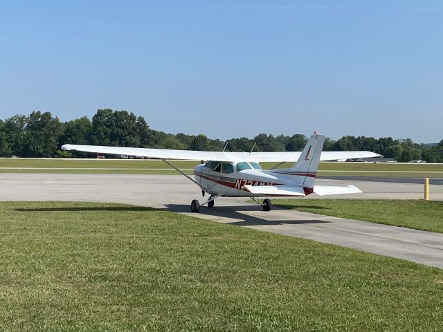 Cessna Skyhawk (N734MX) - Departing from its hangar!br /br /Date Taken: July 12, 2024