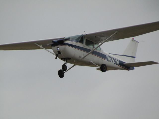 Cessna Skyhawk (N19760) - Taking off RWY 26L