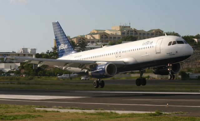 Airbus A320 (N653JB)