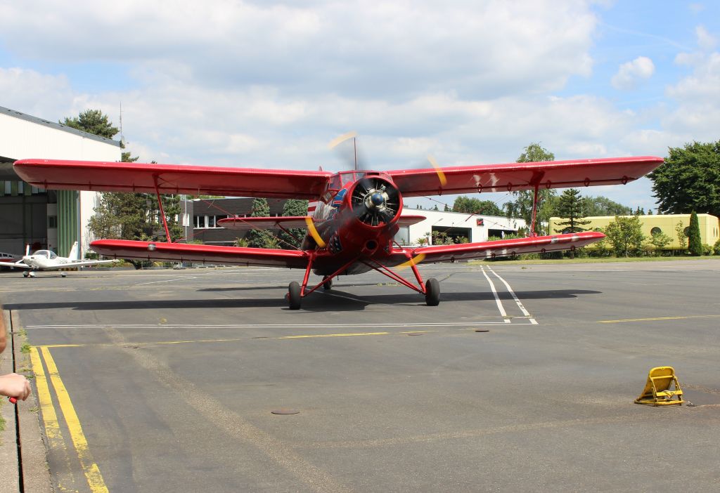 Antonov An-2 (D-FKMB) - Unfortunately, some otehr folks were leaning on the fence at left; it was too crowded to find an unobstructed view.