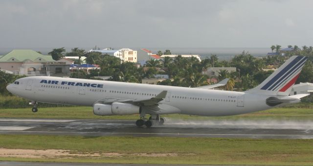 Airbus A340-300 (F-GLZT)