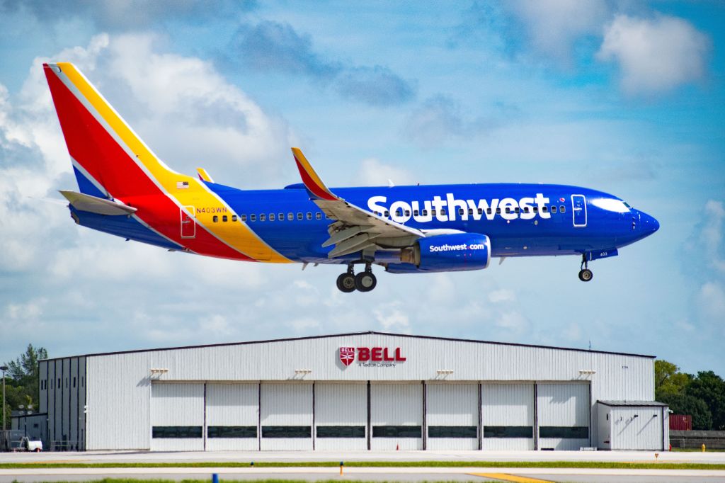 Boeing 737-700 (N403WN) - Landing on runway 10L