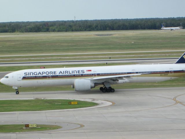 BOEING 777-300 (9V-SWP)