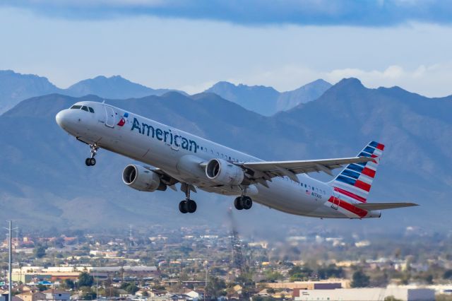 Airbus A321 (N173US) - An American Airlines A321 taking off from PHX on 2/13/23, the busiest day in PHX history, during the Super Bowl rush. Taken with a Canon R7 and Canon EF 100-400 II L lens.