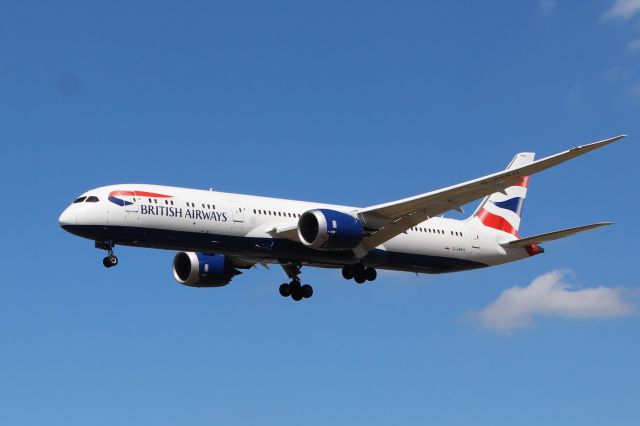 Boeing 787-9 Dreamliner (G-ZBKH) - British Airways (BA) G-ZBKH B787-9 [cn38624]br /London Heathrow (LHR). British Airways flight BA162 arriving from Tel Aviv Ben Gurion (TLV). br /Taken from Myrtle Avenue 'Gardens'. Hatton Cross (end of 27L runway)br /br /2018 08 02br /a rel=nofollow href=http://alphayankee.smugmug.com/Airlines-and-Airliners-Portfolio/Airlines/EuropeanAirlines/British-Airways-BAhttps://alphayankee.smugmug.com/Airlines-and-Airliners-Portfolio/Airlines/EuropeanAirlines/British-Airways-BA/a