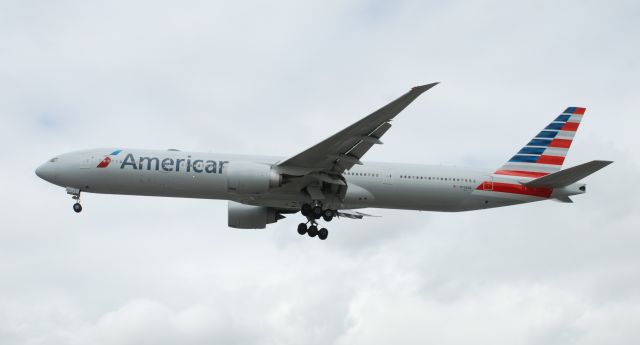 BOEING 777-300ER (N728AN)