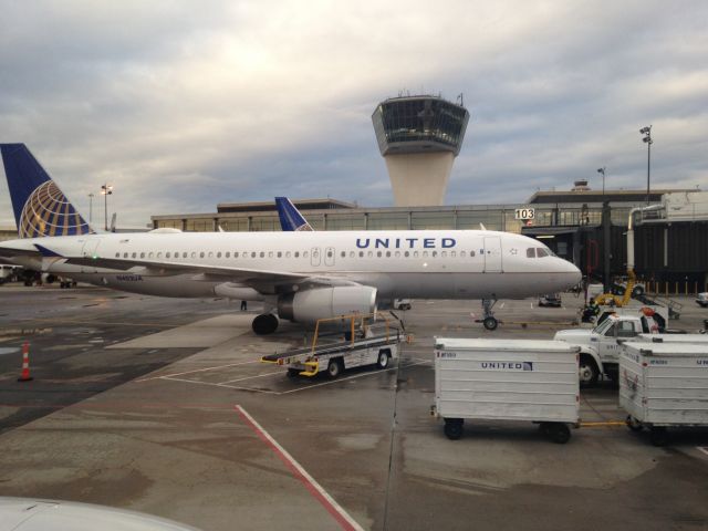 Airbus A320 (N402UA)