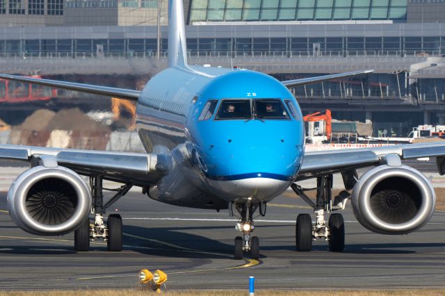 Embraer ERJ-190 (PH-EZB)