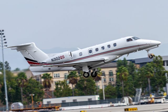 Embraer Phenom 300 (N302QS)