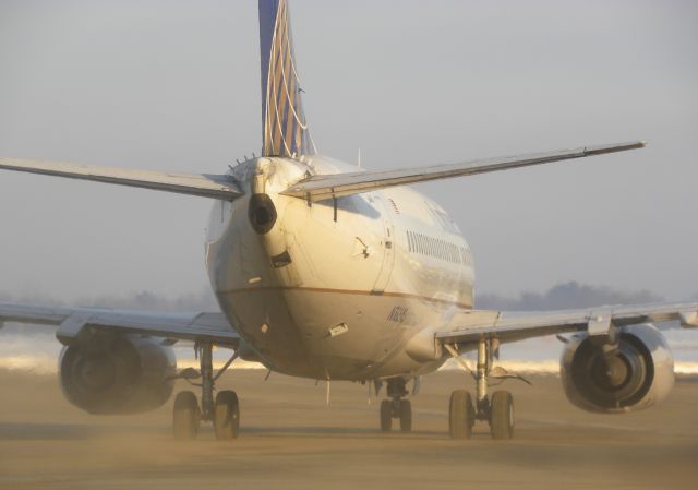 Boeing 737-500 (N16646)