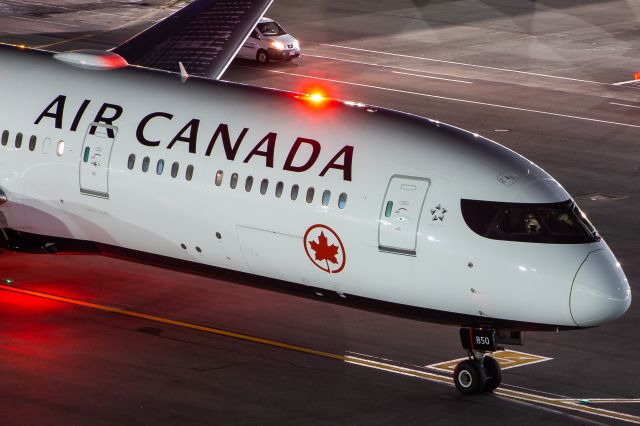 Boeing 787-9 Dreamliner (C-FRTU)
