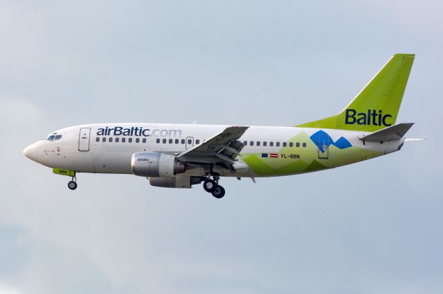 Boeing 737-500 (YL-BBN)