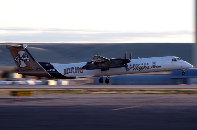 de Havilland Dash 8-400 (N400QX) - I would rather that plane be Boise State, but nope, had to be UofI