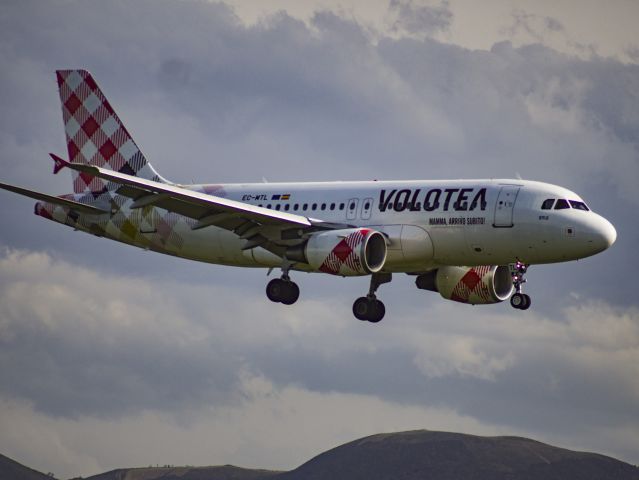 Airbus A319 (EC-MTL) - Aterrizando por la pista 29 un día soleado.