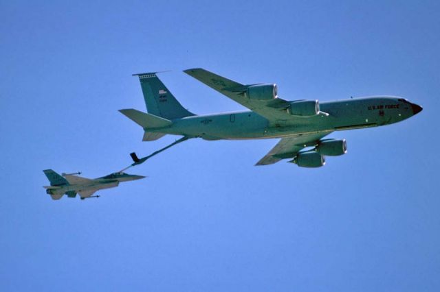 Boeing C-135B Stratolifter (61-0320) - Lockheed-Martin F-16C Fighting Falcon 88-0445 is in position to receive fuel from Boeing KC-135R Stratotanker 61-0320 at the Edwards Air Force Base open house on October 3, 1998.