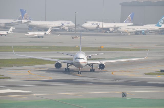 BOEING 767-300 (N671UA) - Head on with the 763!