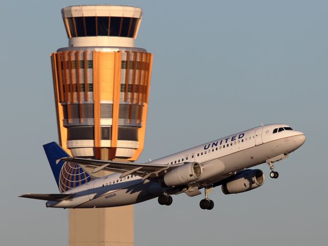 Airbus A320 (N454UA)