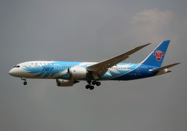 Boeing 787-8 (B-2725) - China first Boeing 787 has deliveried to China Southern Airlines and come back to its home hub Guangzhou Baiyun International Airport for the first time this morning.