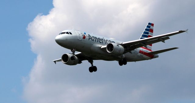 Airbus A319 (N749US) - On final is this 2000 American Airlines Airbus A319-112 in the Summer of 2021.