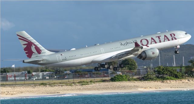 Airbus A340-500 (A7-HHH)