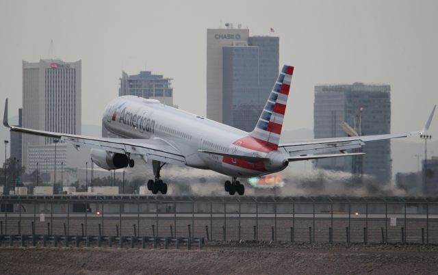 Boeing 757-200 (N204UW)