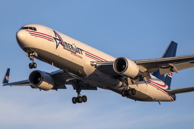 BOEING 767-300 (N347CM) - 31L arrival