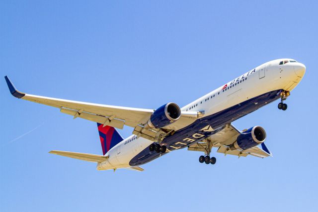 BOEING 767-300 (N177DZ)