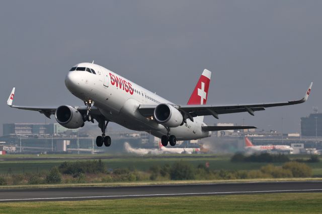 Airbus A320 (HB-JLT) - One of a variety of aircraft that operate the SWR390/391 flight from/to Zurich.