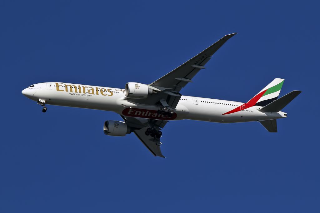 BOEING 777-300 (A6-EBJ)