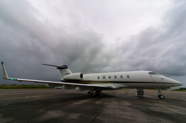 Bombardier Challenger 300 (N93NS)