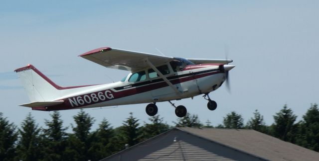 Cessna Skyhawk (N6086G) - Shortly after  departure is this 1979 Cessna 172N Skyhawk II from the Spring of 2022.