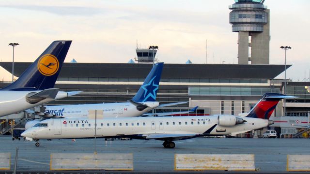 Canadair Regional Jet CRJ-900 (N187PQ)