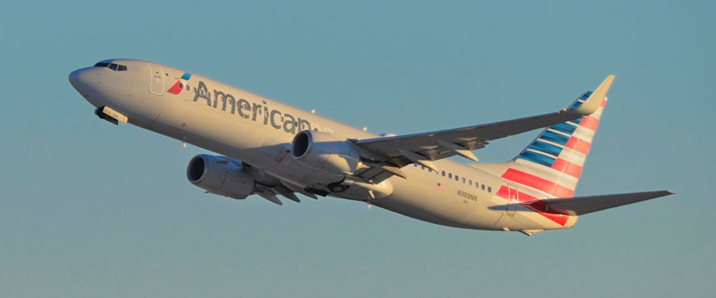 Boeing 737-700 (N988NN) - McCarran Las Vegas AAL1476 09DEC20