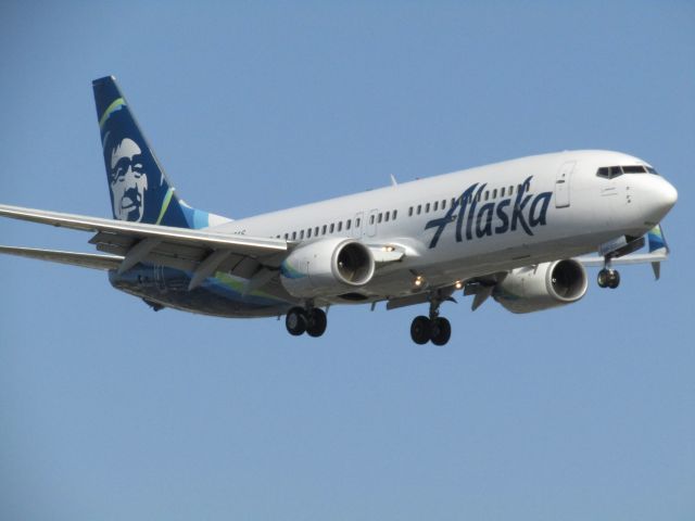 Boeing 737-800 (N597AS) - Landing RWY 20R