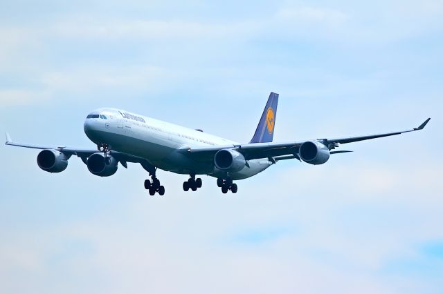 Airbus A340-600 (D-AIHY)