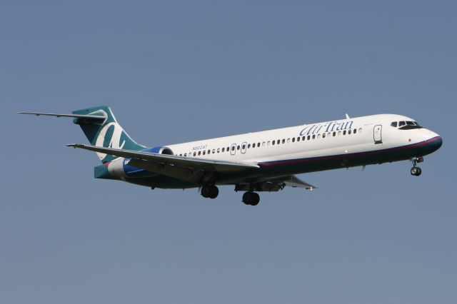 Boeing 717-200 (N922AT) - August 29, 2010 - arrived Washington Reagan