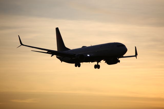 Boeing 737-900 (N889DN)