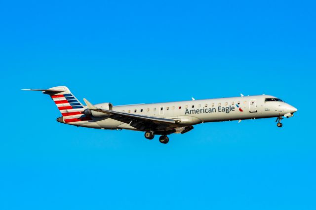 Canadair Regional Jet CRJ-700 (N746SK) - SkyWest CRJ700 landing at DFW on 12/27/22. Taken with a Canon R7 and Tamron 70-200 G2 lens.