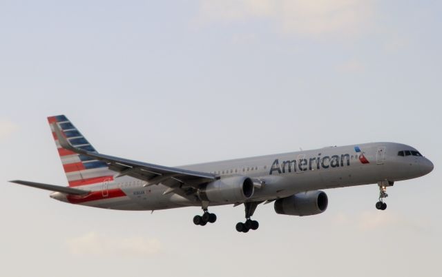 Boeing 757-200 (N186AN)